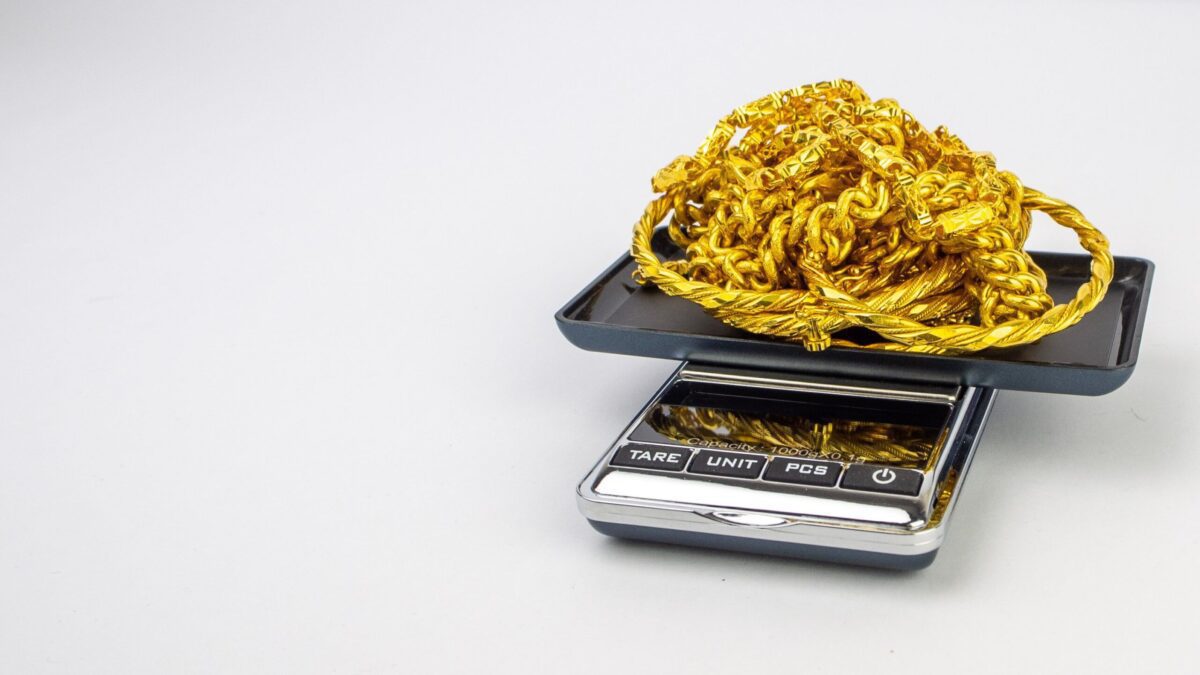 A,Tray,Of,Ladies,Shining,Gold,Jewellery,On,A,Digital