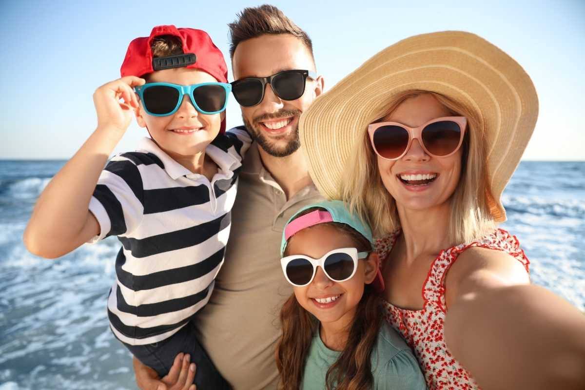 Happy,Family,Taking,Selfie,On,Beach,Near,Sea.,Summer,Vacation