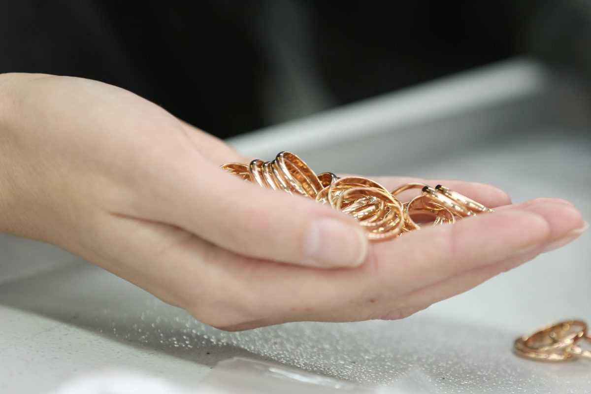 A,Lot,Of,Gold,Rings,On,The,Girl’s,Palm