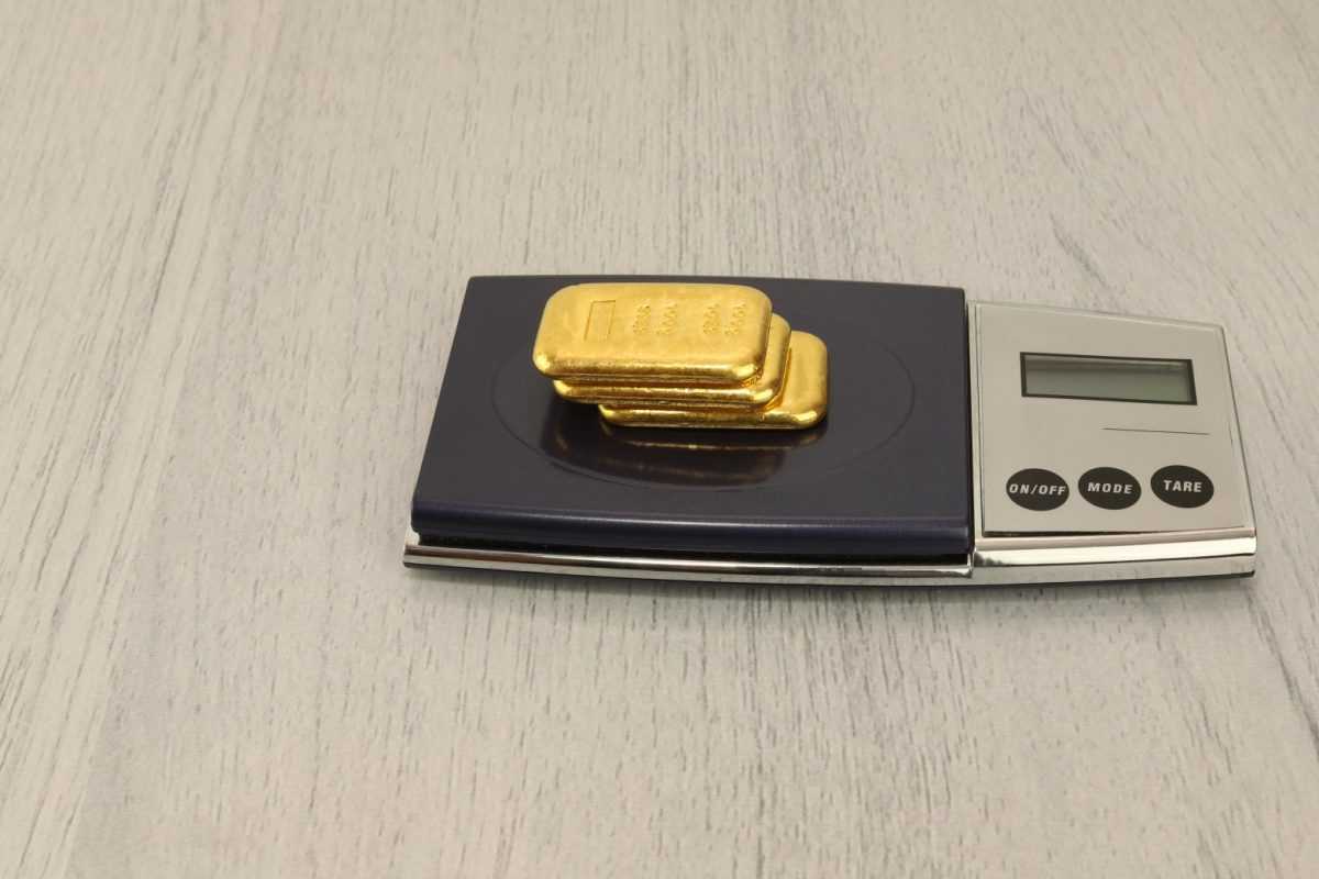 On,The,Electronic,Scales,Are,Gold,Bars.,100,Gram,Ingots,