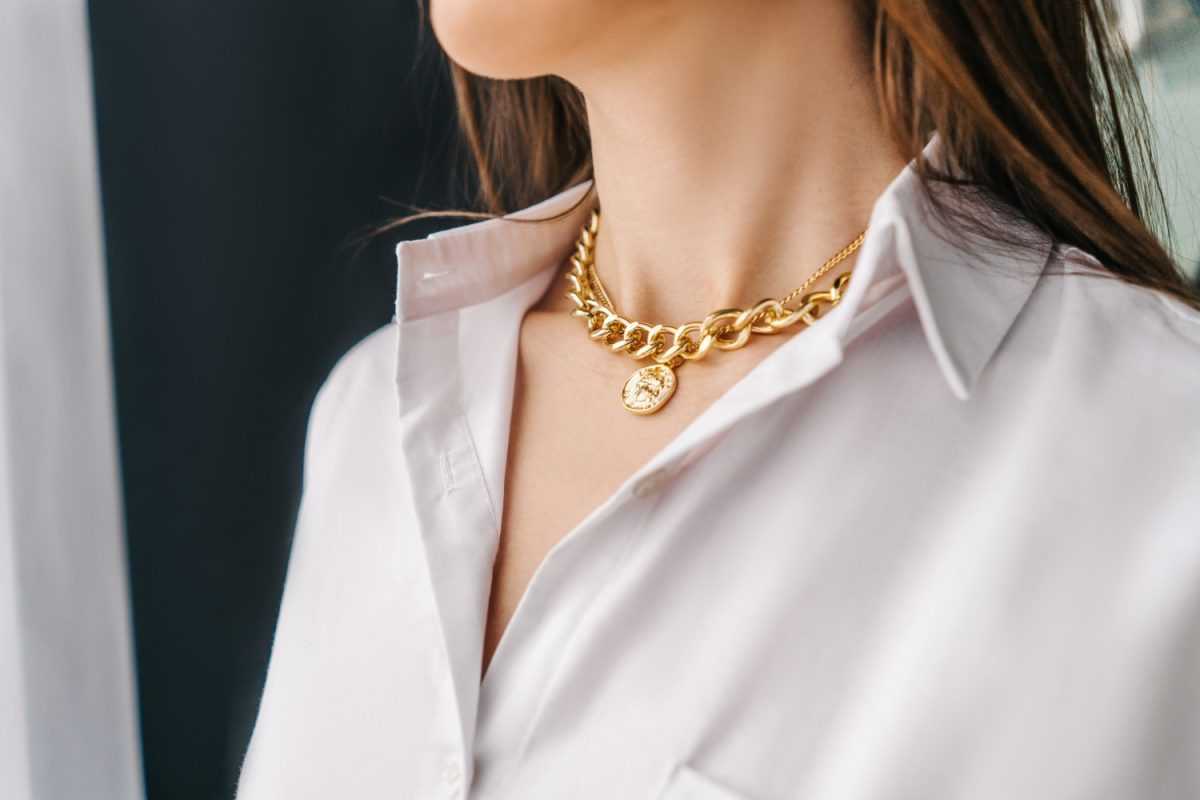 Silver,Bijouterie,Chain,On,Woman,Neck.,Close-up.