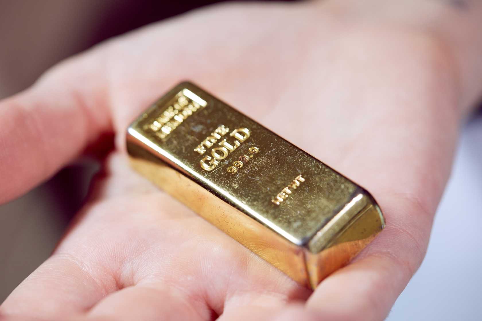Golden,Bar,On,The,Man’s,Hand