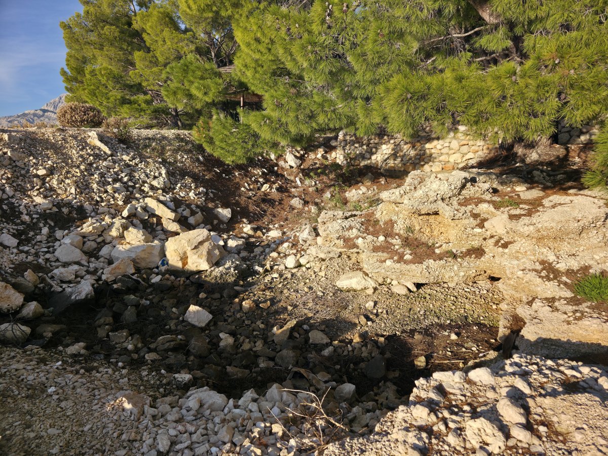 Grad Makarska uklanja nezakoniti nasip ispred "Romane", 600.000 eura ide za uređenje šetnice na Peškeri