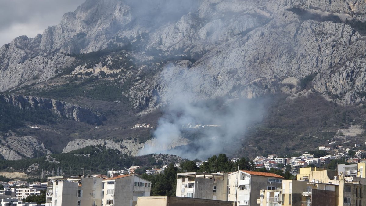 Sve vatrogasne snage s Rivijere na terenu zbog požara u Matićima